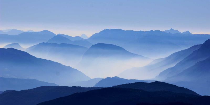 都市小型仓储优化指南：巧用聚合平台折扣，实现空间测量、定制柜体与季节性轮换管理